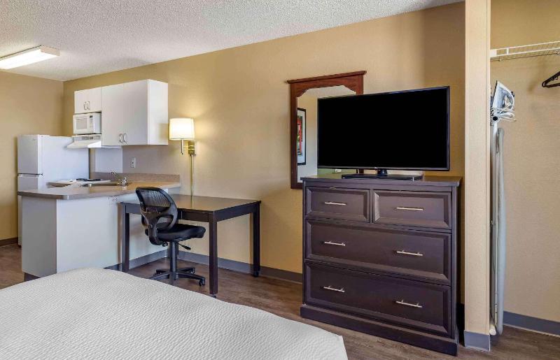 Queen studio with 1 Queen Bed - Disability Access/Non-Smoking image 2