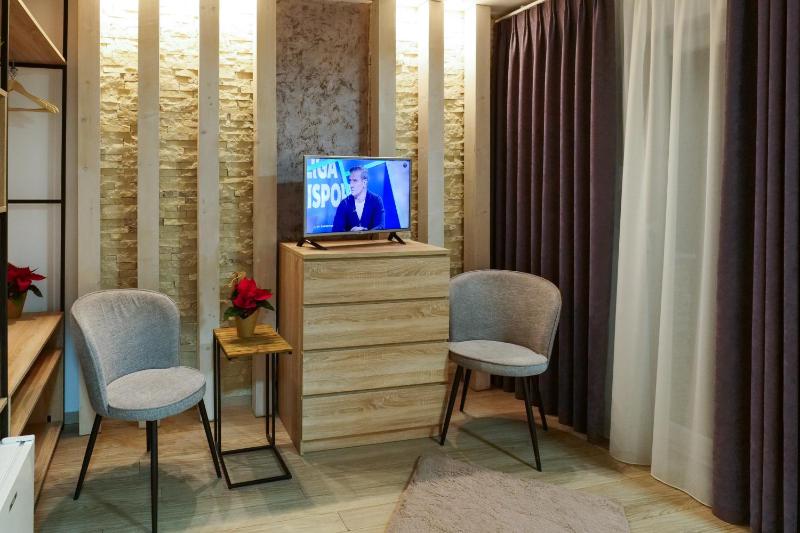 Deluxe Double or Twin Room with Balcony image 4