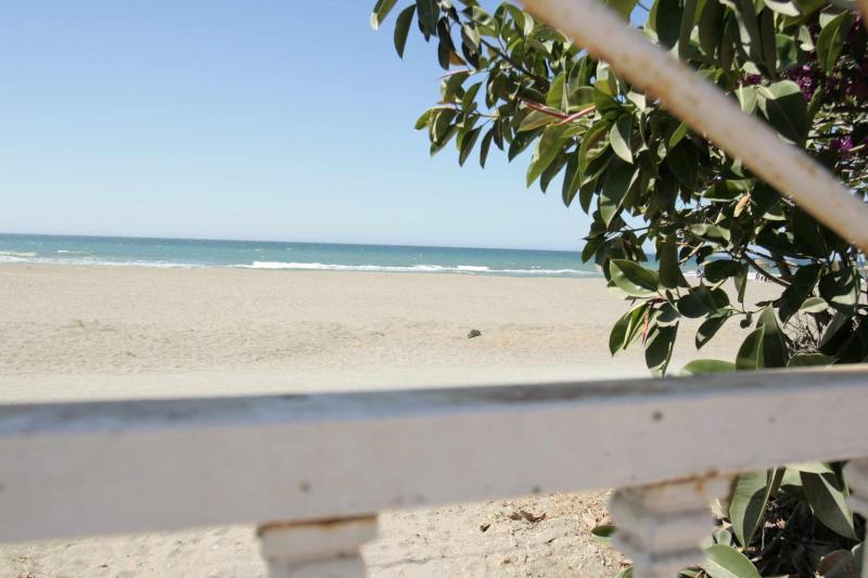 Apartamento en la Playa con Patio Privado Images