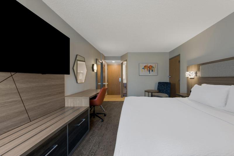 Standard King Room image 3
