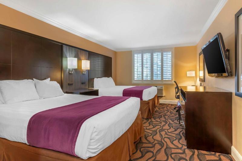 Queen Room with Two Queen Beds - Non-Smoking image 4