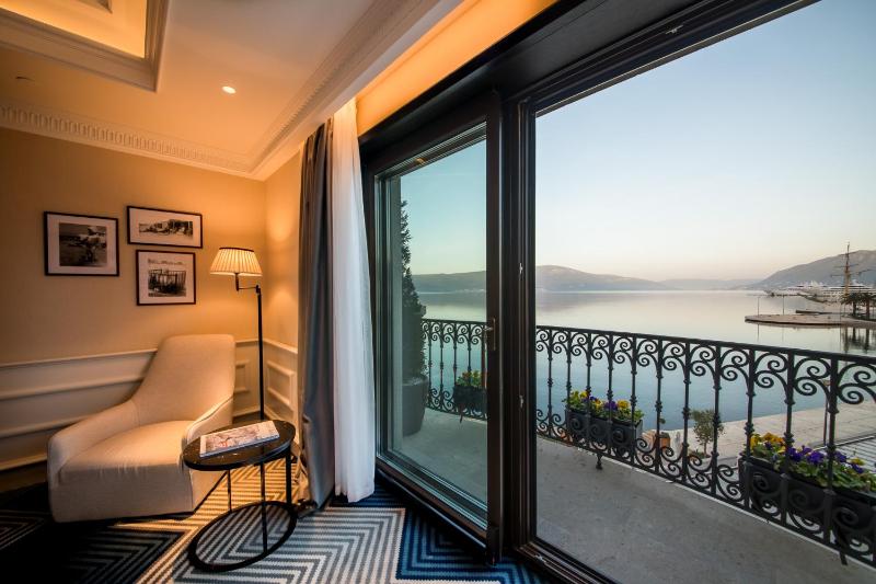 Deluxe Double Room with Sea View image 2