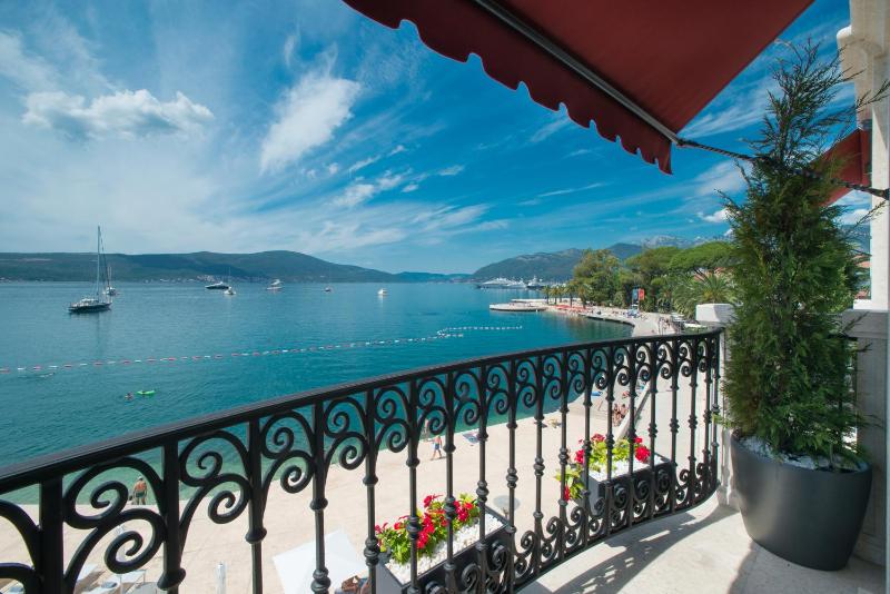 Deluxe Two-Bedroom Suite with Sea View image 2
