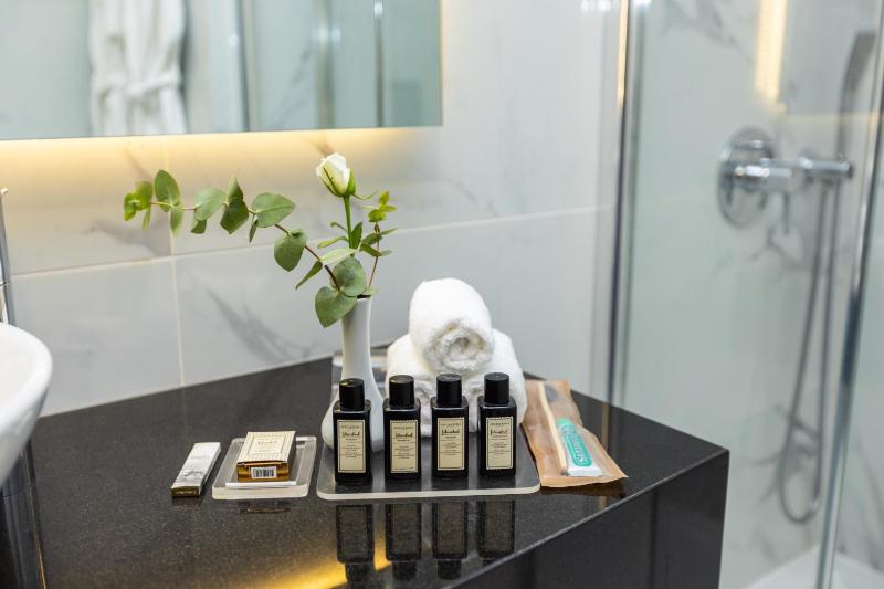 Double Room with Balcony and Sea View image 4