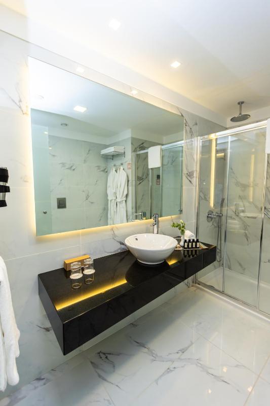 Double Room with Balcony and Sea View image 3