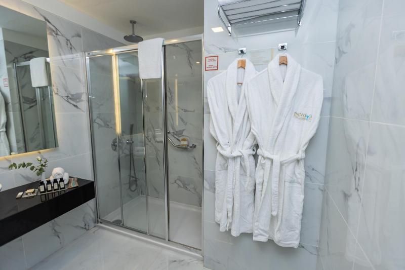 Double Room with Balcony and Sea View image 2