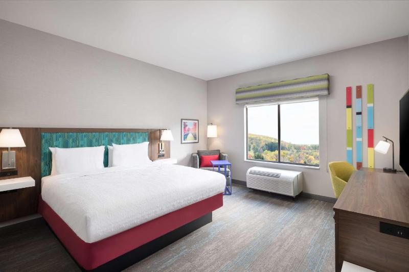 King Room with Microwave and Fridge image 4