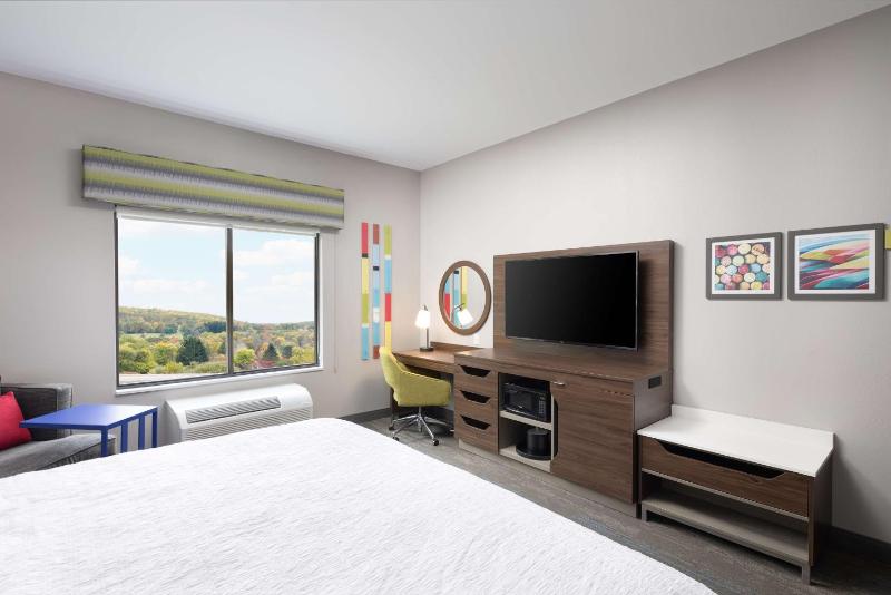 King Room with Microwave and Fridge image 3