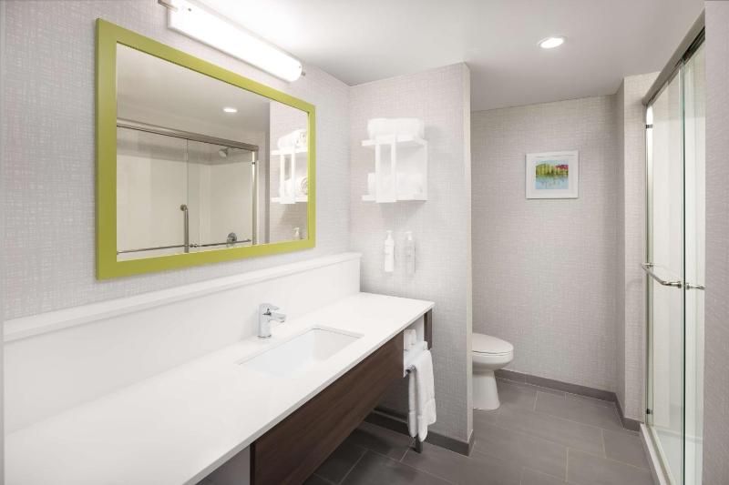 King Room with Microwave and Fridge image 2