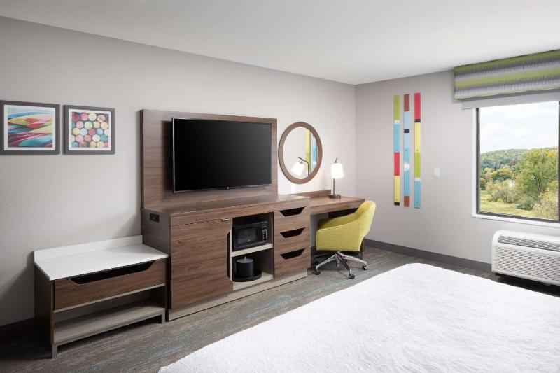 King Room with Microwave and Fridge image 1
