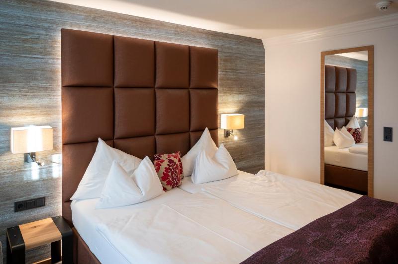 Standard Double Room with Balcony image 4