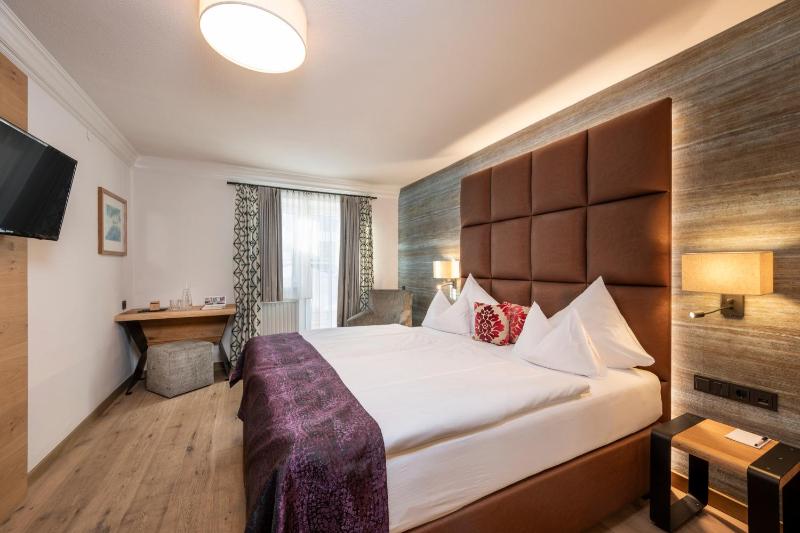 Standard Double Room with Balcony image 3