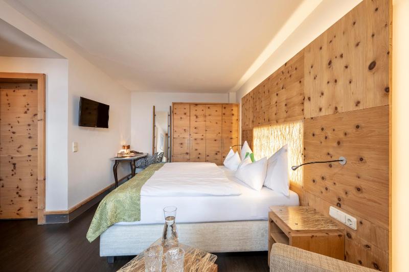 Deluxe Double Room image 3