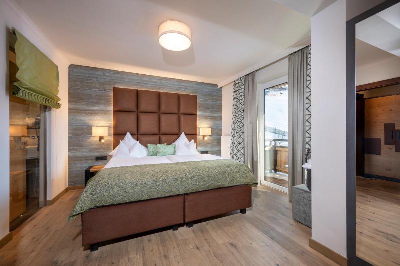Deluxe Double Room image 4