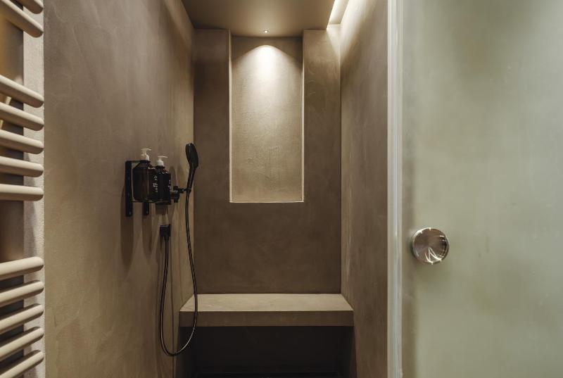 Queen Room image 3