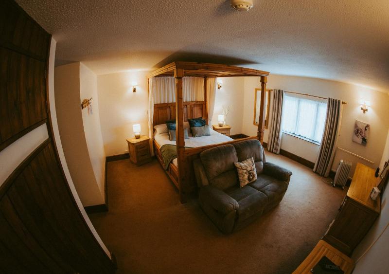Four Poster Room image 2