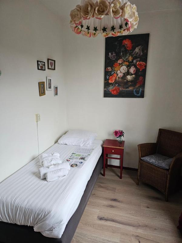 Standard Single Room with Shared Bathroom image 3