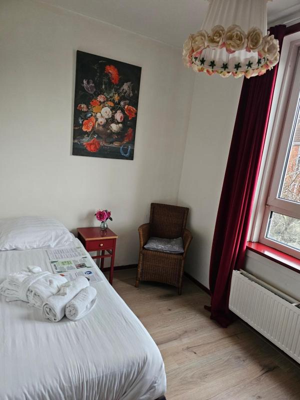 Standard Single Room with Shared Bathroom image 1