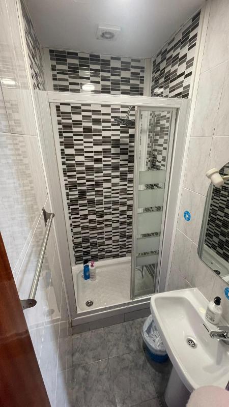 Twin Room with Shower image 3