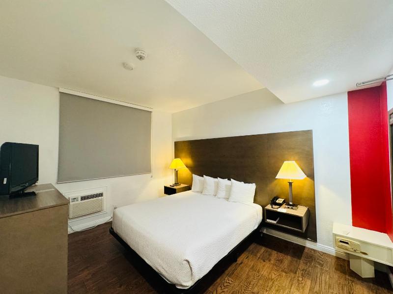 King Room with Mobility/Hearing Impaired Access - Non-Smoking image 4
