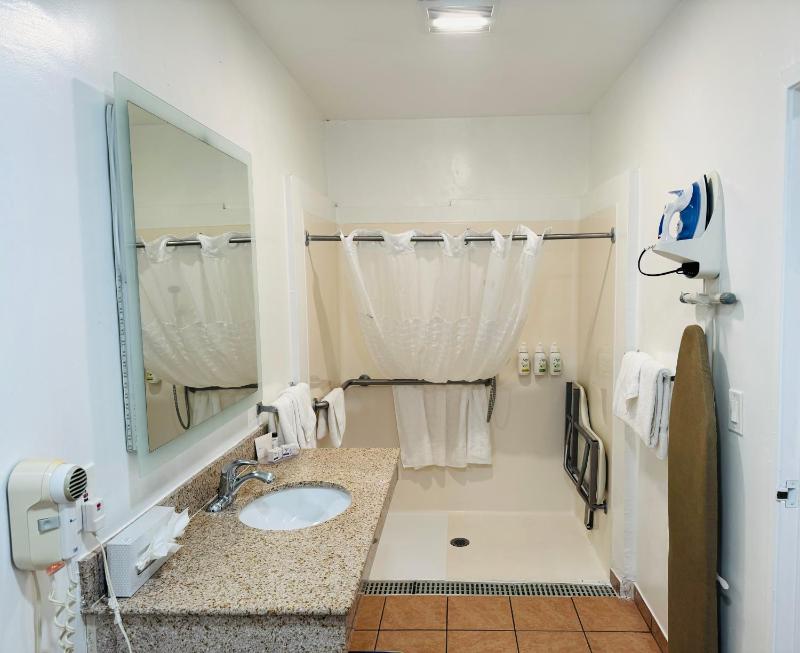 King Room with Mobility/Hearing Impaired Access - Non-Smoking image 3