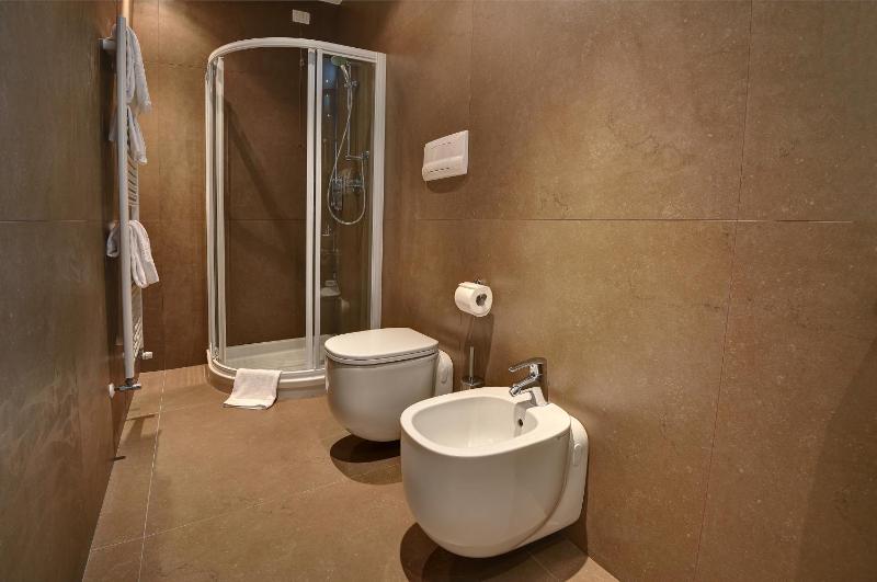 Double Room with Partial Sea View image 4