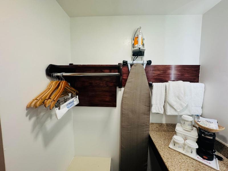 King Room- Non-Smoking image 2
