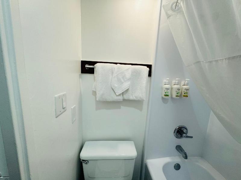 King Room- Non-Smoking image 4