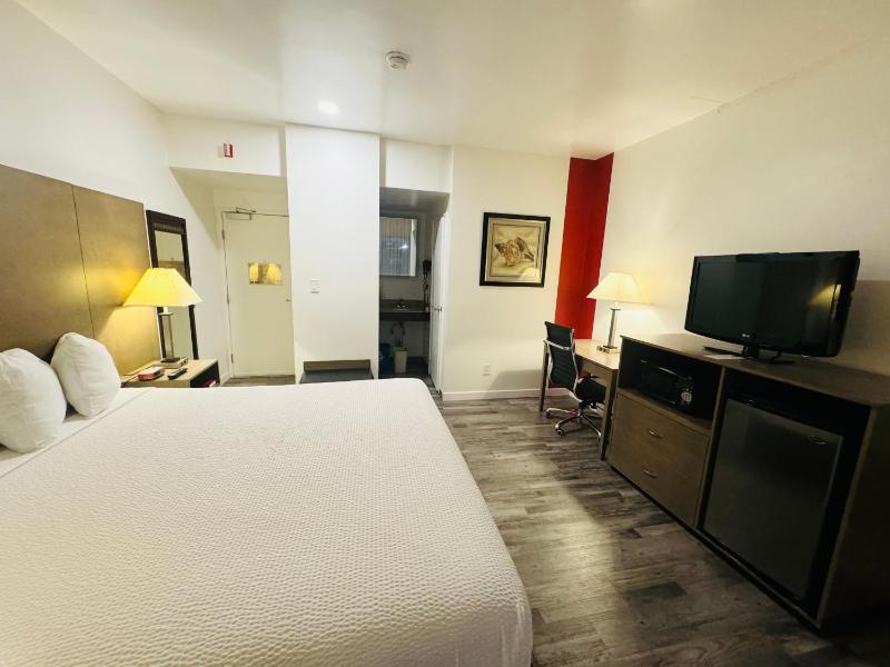 King Room- Non-Smoking image 3
