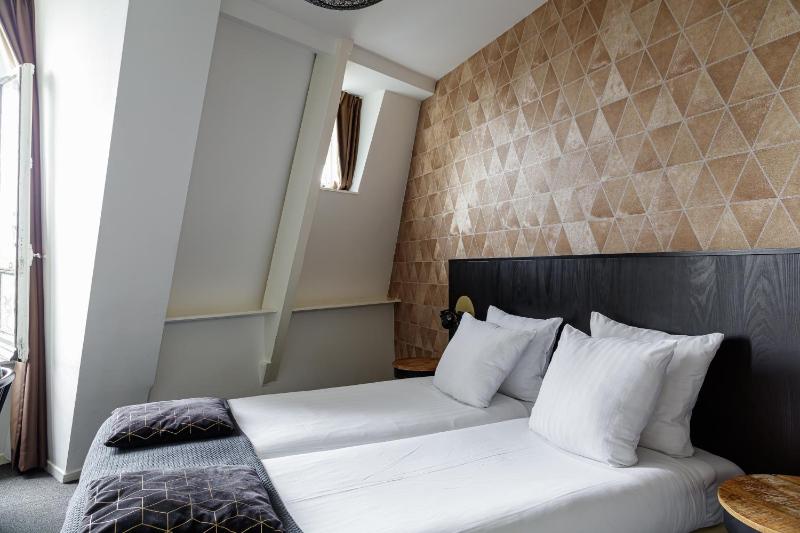 Small Double Room - Canal View image 4