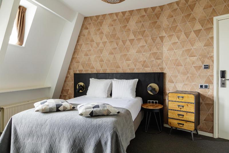 Small Double Room - Canal View image 2