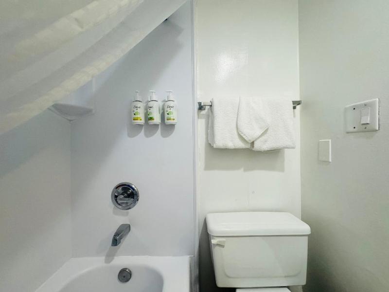 Queen Room with Two Queen Beds - Non-Smoking image 2