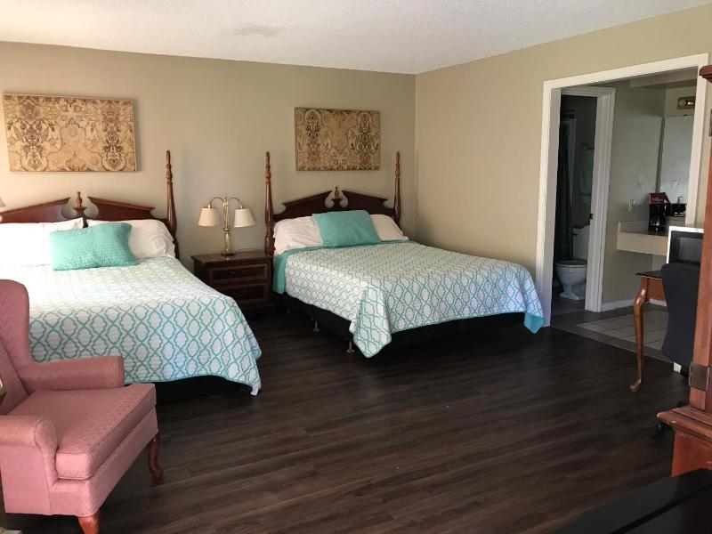 Queen Room with Two Queen Beds image 3