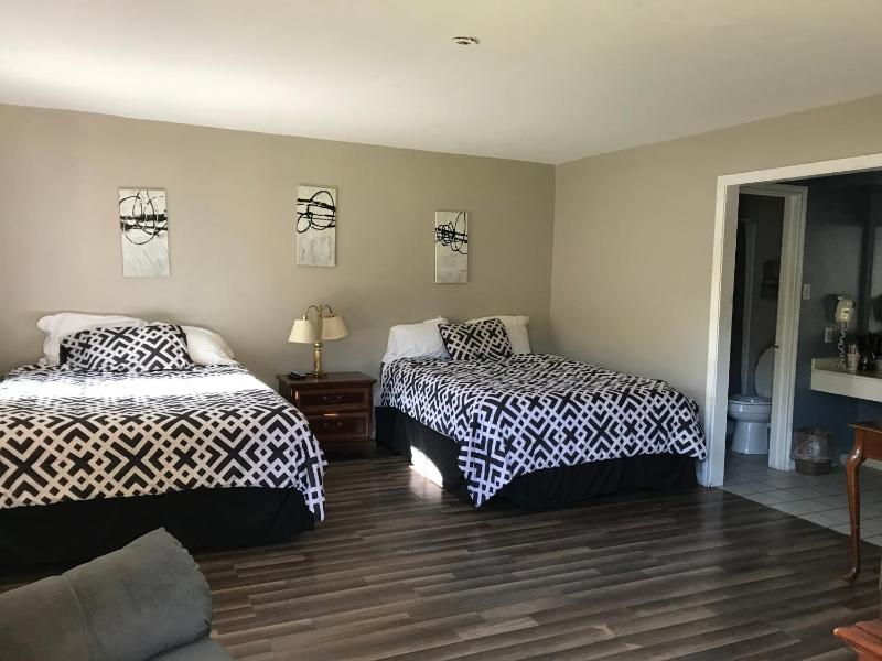 Queen Room with Two Queen Beds image 1
