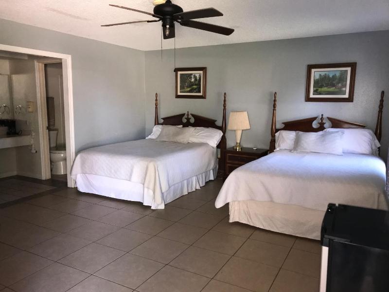 Queen Room with Two Queen Beds image 4