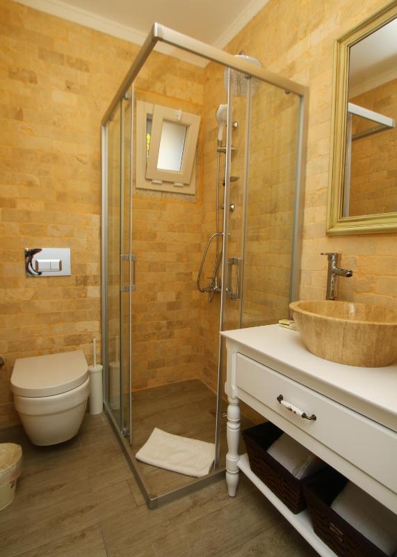 King Room with Spa Bath image 2