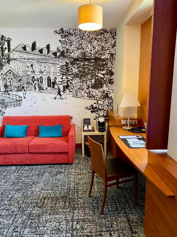 Junior Queen Suite image 1