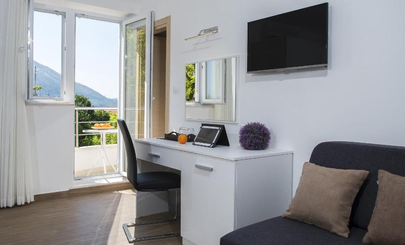 Double Room with Balcony and Sea View image 4