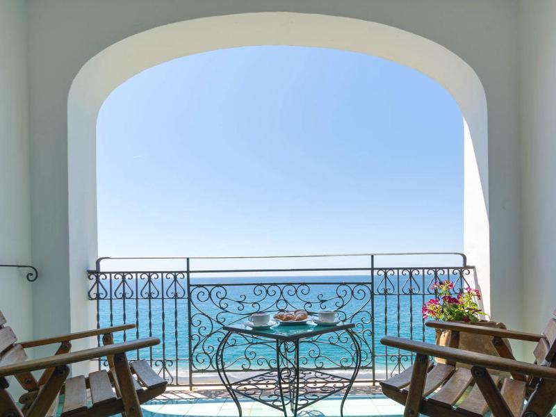 Deluxe Double or Twin Room with Sea View image 2