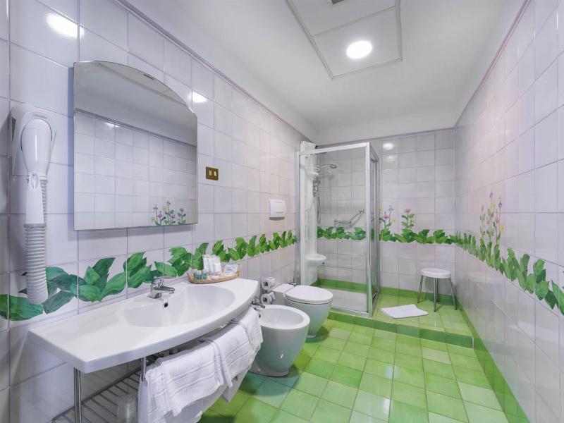 Deluxe Double or Twin Room with Partial Sea View image 2