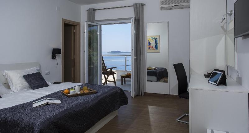 Deluxe Double Room with Balcony and Sea View image 4