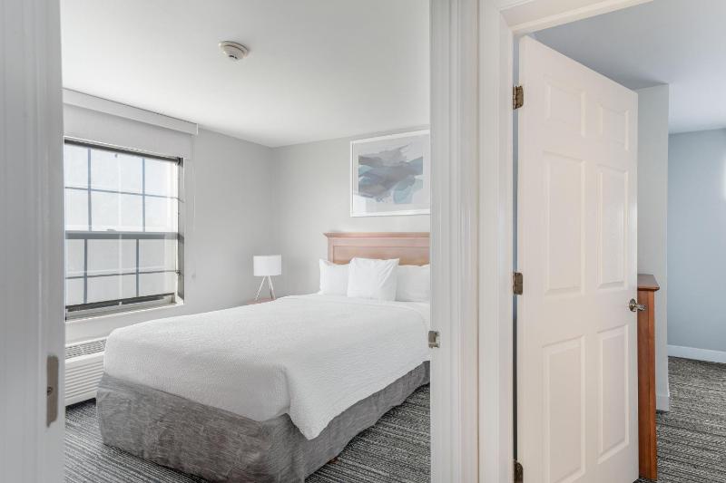 2 Bedroom Suite, 2 Queen, Sofa bed image 1