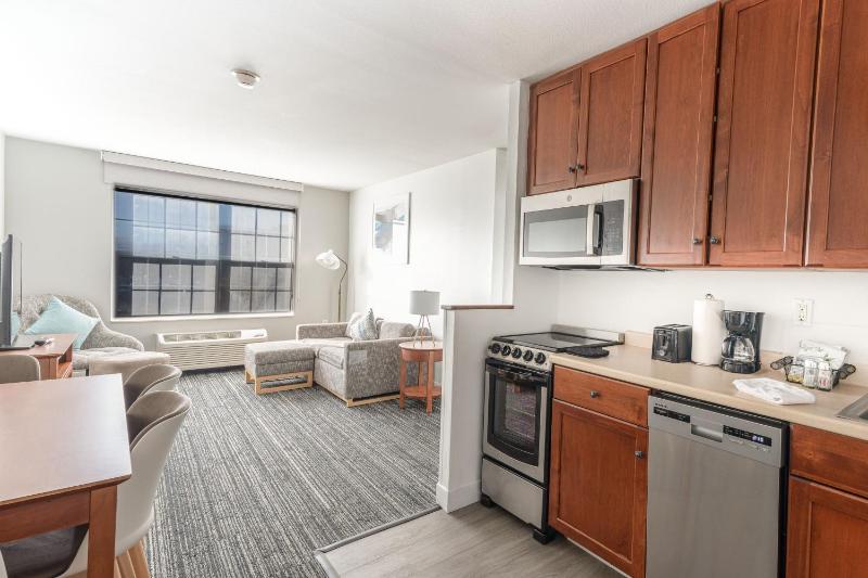 2 Bedroom Suite, 2 Queen, Sofa bed image 2