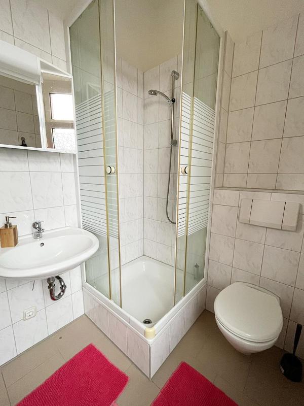 Single Room with Shared Bathroom image 4