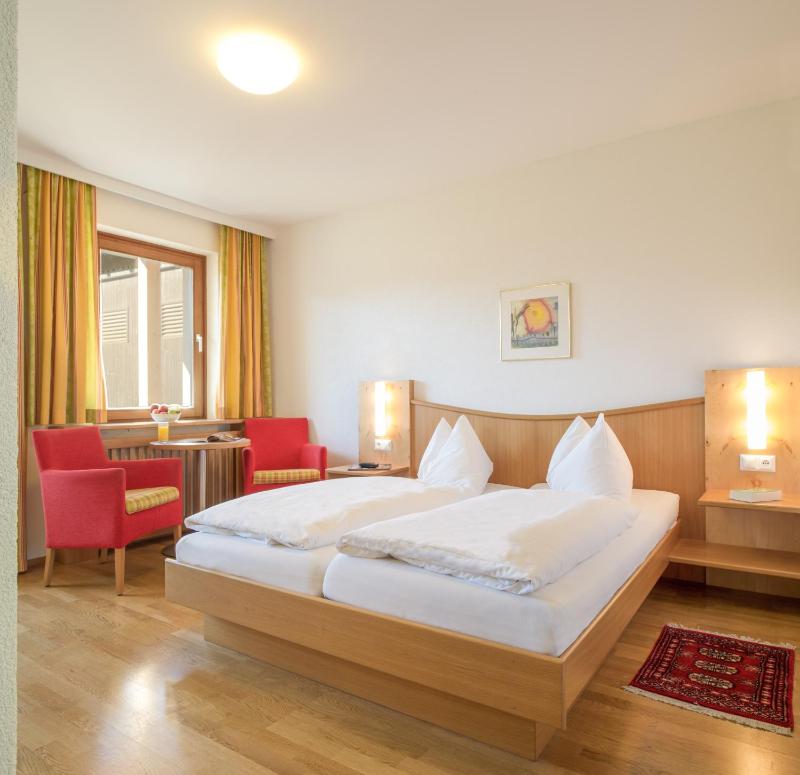 Double Room with Side Lake View image 4