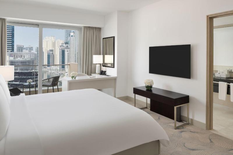 Deluxe Marina View Room, King Bed, Including direct access to Dubai Marina Mall & Marina Walk image 1