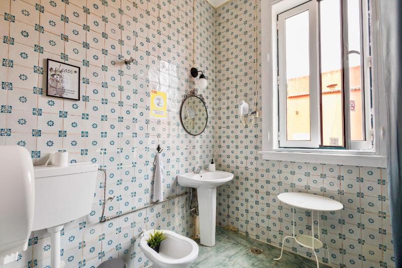 Triple Room with Shared Bathroom image 3