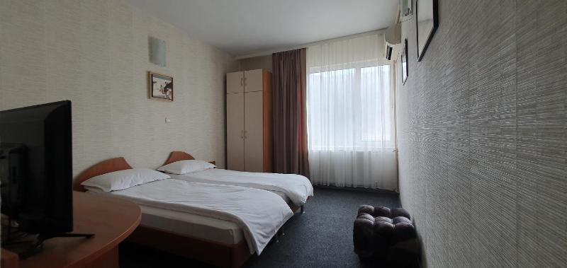 Double Room image 3