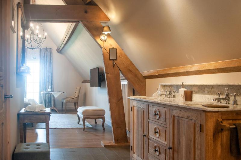 Deluxe Double Room image 2