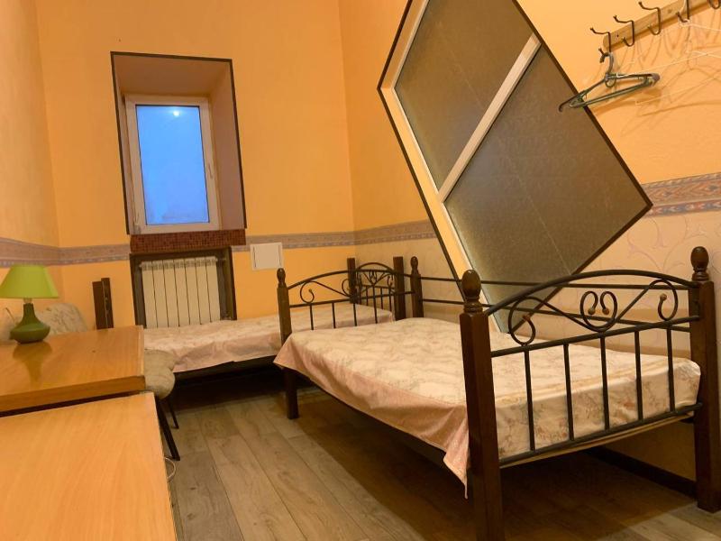 Economy Triple Room image 2